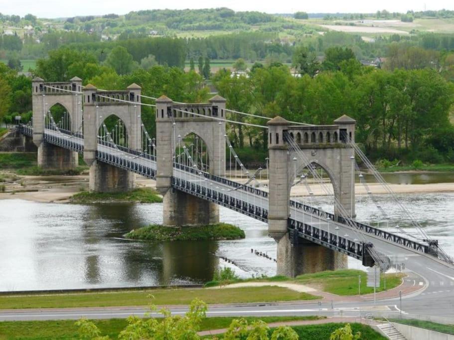 朗热Langeais - Gîte des Culeveaux的一条有路的河上的桥梁