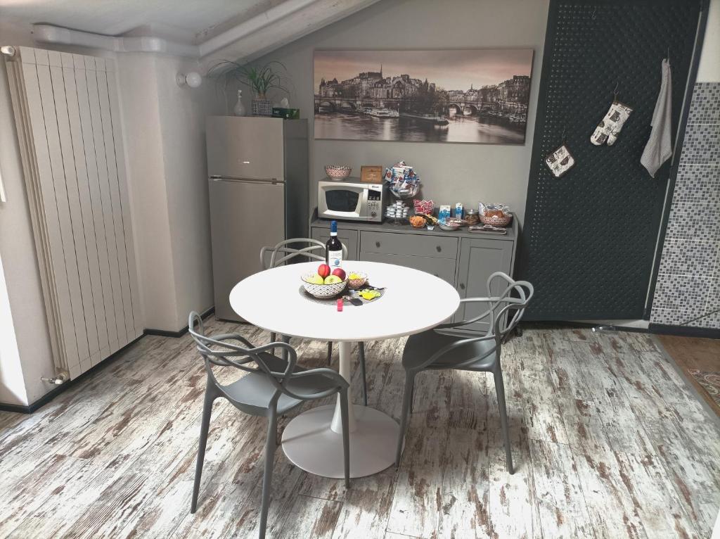 库尼奥La petite maison de Claire的小厨房配有白色的桌子和椅子