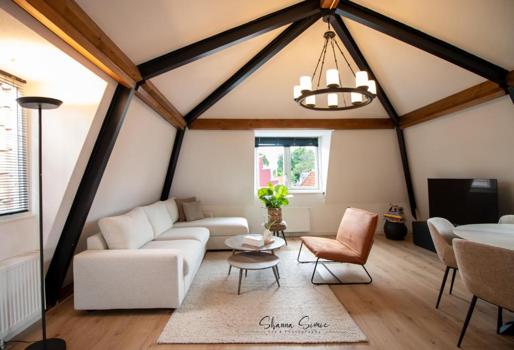 阿尔克马尔ApartHotel De Koning by Urban Home Stay的客厅配有白色的沙发和桌子