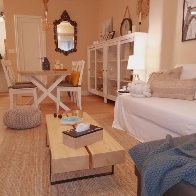 里贝拉Rías Baixas. Acogedor piso en la Ría de Arousa的客厅配有床和桌子