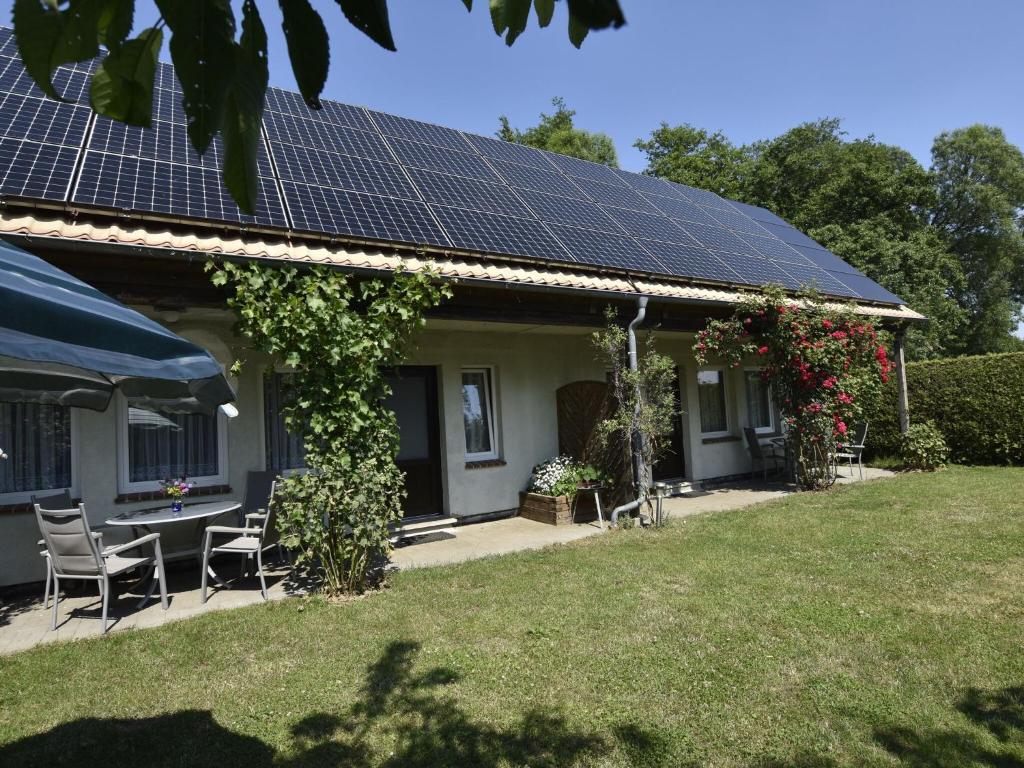 NeubukowTasteful Holiday Home in Neubukow with Terrace的屋顶上设有太阳能电池板的房子
