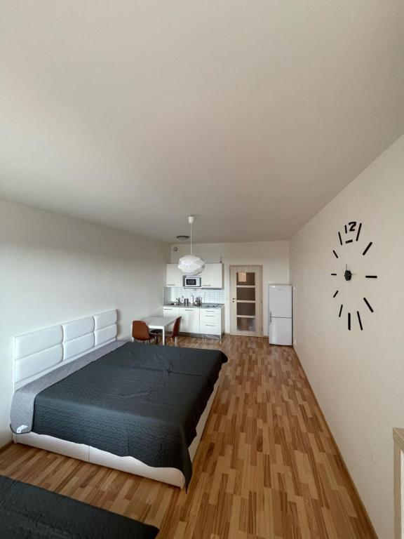 布拉格Apartment 153 - Rezidence Eliska - Prague 9的一间带大床的卧室和一间厨房