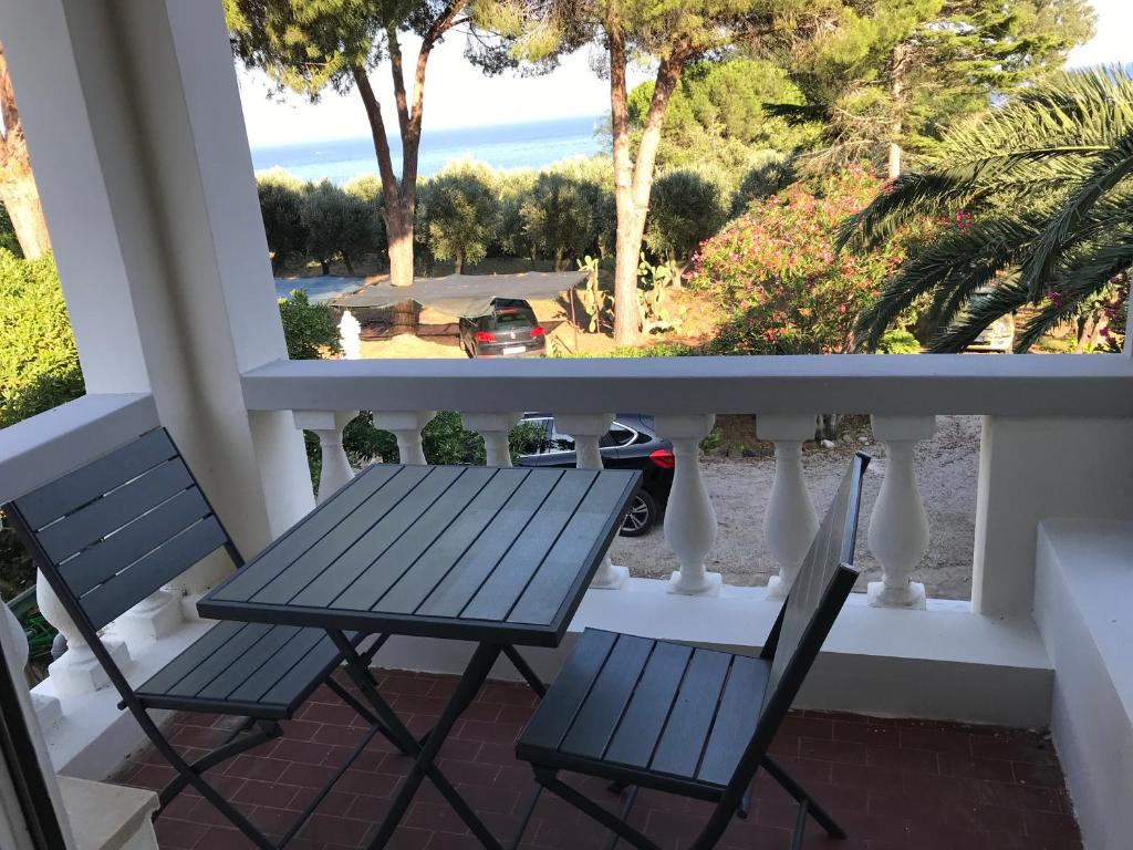 里奥马里纳Isola d'Elba casa vacanze - Villa Portello - la casina bis - quarzo-pirite的海景阳台上的桌椅