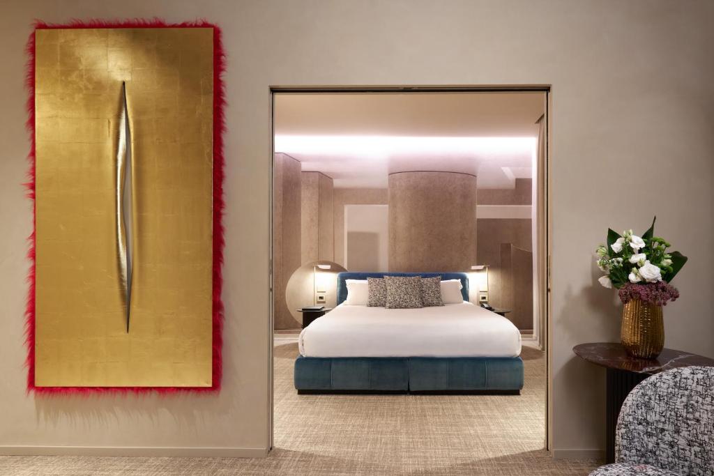 罗马Borghese Contemporary Hotel的一间卧室配有一张床和一面大镜子