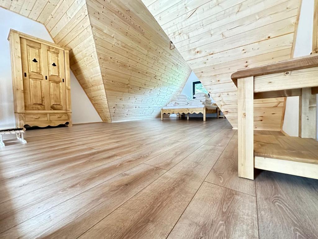 卡夫尼克A Frame Chalet By Superski的阁楼间设有木制天花板和木地板。