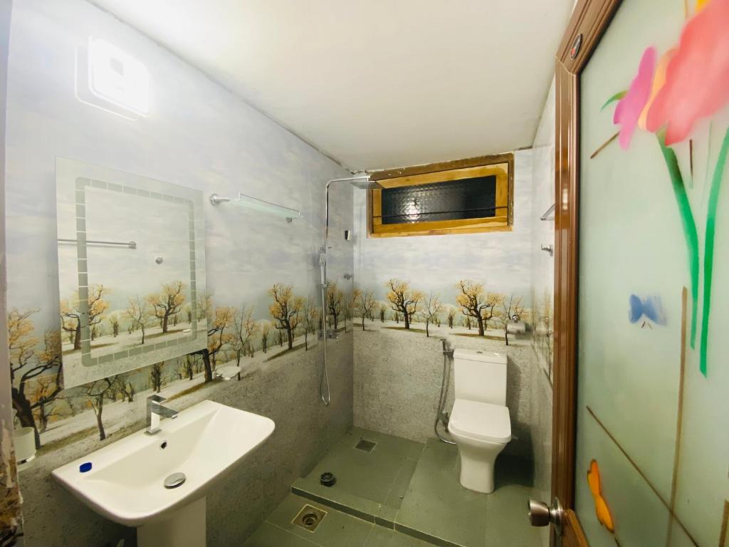 WariyapolaSAKURA Guest House tourist only的一间带卫生间和水槽的浴室