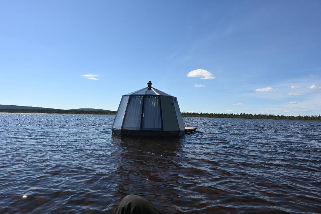 耶利瓦勒Laponia Sky Hut的湖中的小船