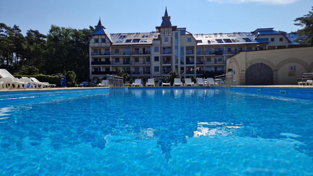卢克钦Komfortowy Apartament w Blue Mare的酒店前方的大型游泳池