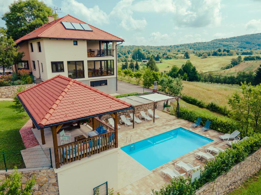 拉科维察Jankovi Dvori的享有带游泳池的房屋的空中景致