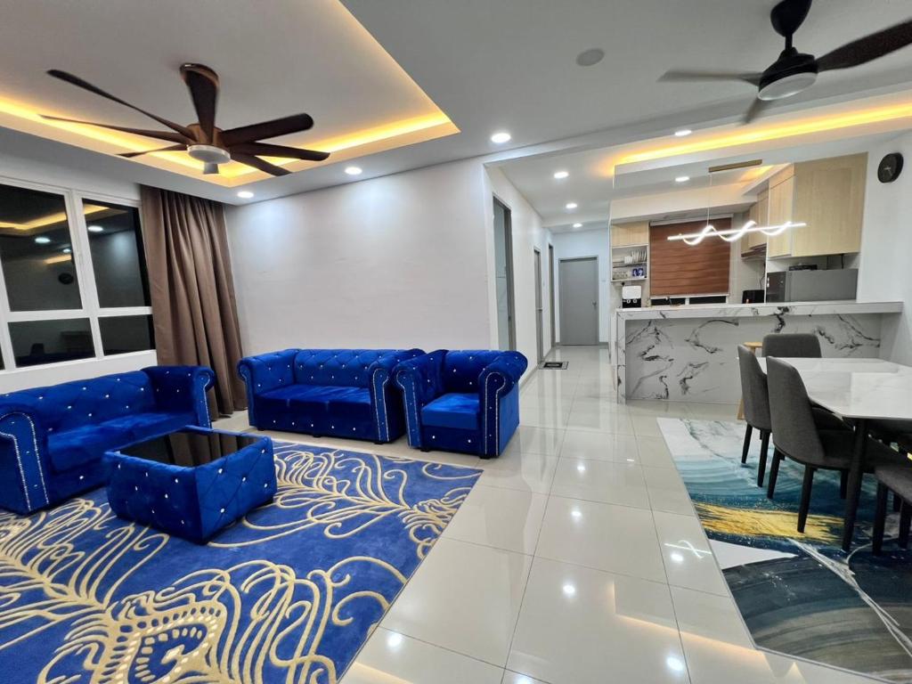 瓜拉丁加奴Qaisara Qais Homestay的一间带蓝色沙发的客厅和一间用餐室