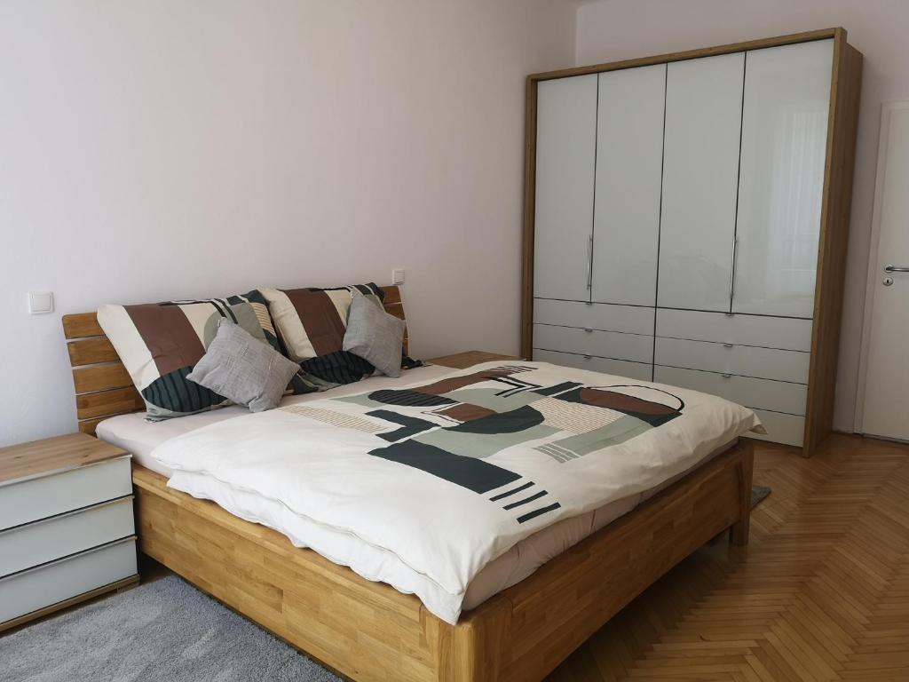 利托梅日采Apartmán Dlouhá 207的一间卧室配有一张木架床