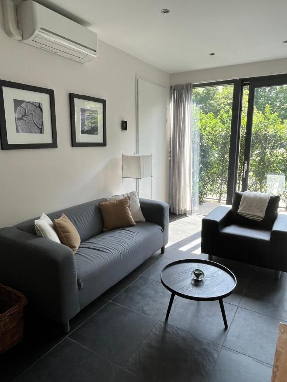 米德尔堡Huisje36的客厅配有沙发和桌子