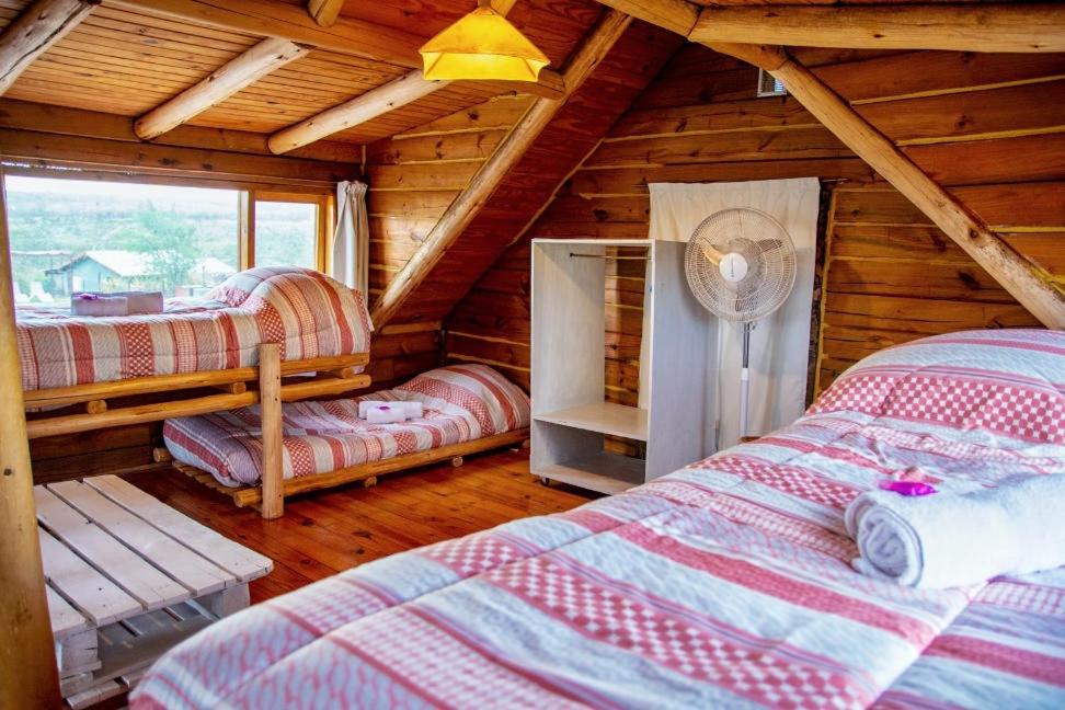 吉亚迪诺镇Piedramora的小木屋内一间卧室,配有两张床