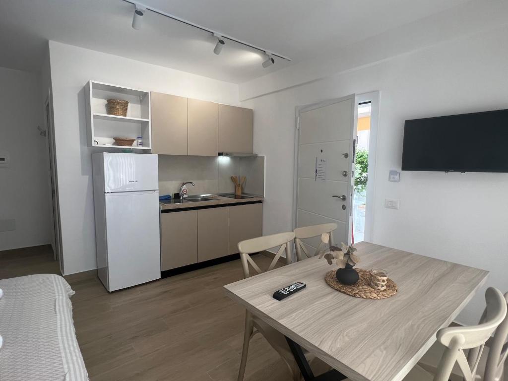 都拉斯Art Studio Apartments Durrës的厨房以及带桌子和冰箱的用餐室