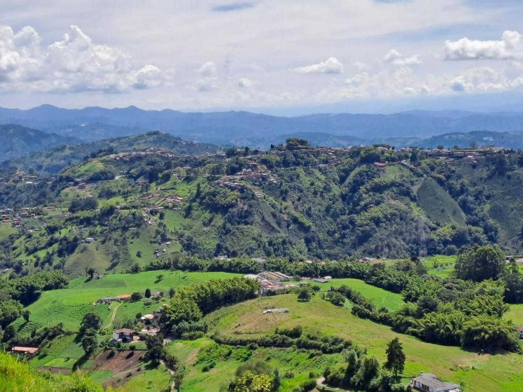 VillamaríaCarolina Ruiz的山上村庄的空中景观