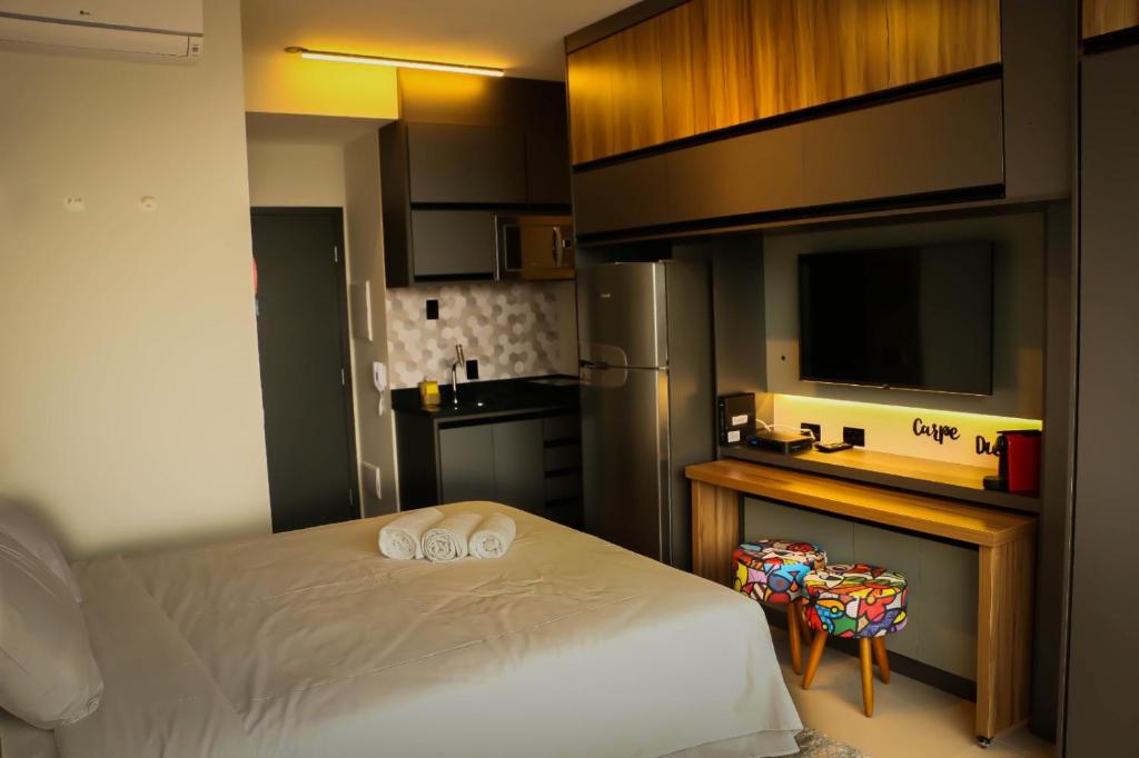 圣保罗Apartamento Palmeiras的一间卧室配有一张床,厨房配有水槽