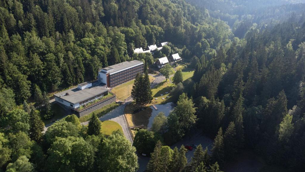 ErlbachHotel Schwarzbachtal Hideaway的森林中央建筑物的空中景观