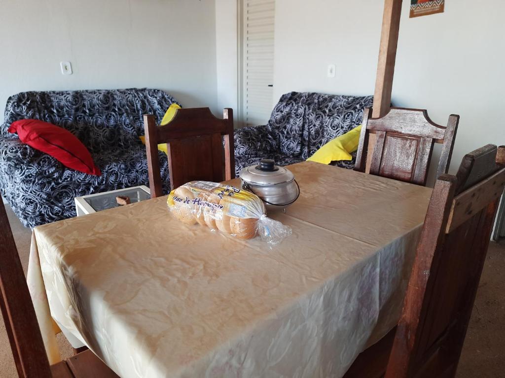 巴拉-杜加萨斯Casa de campo的餐桌和桌布
