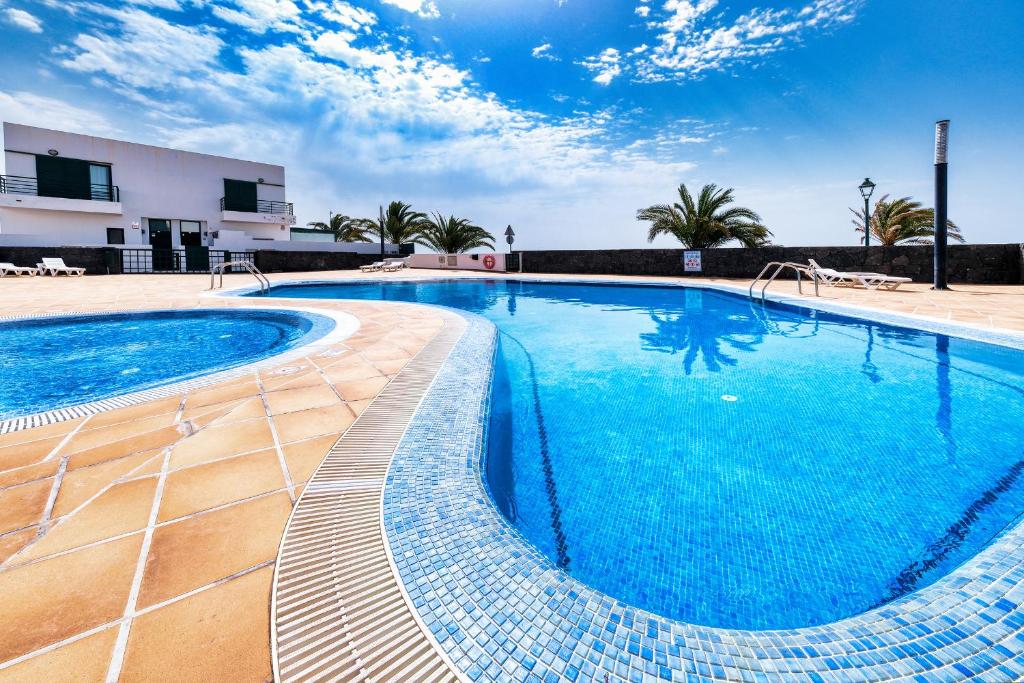 科斯塔特吉塞Casa Costa Esmeralda-shared pool的蓝色海水大型游泳池
