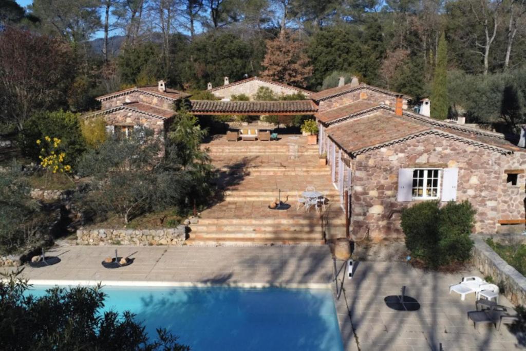 CallasLe Jas du Romarin的享有带游泳池的房屋的空中景致