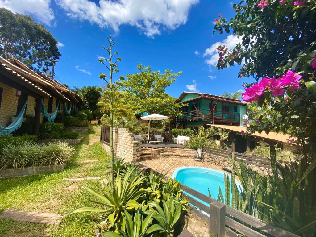 普腊亚罗萨Haleakala Hostel & Pousada的享有带游泳池的房屋后院的景致