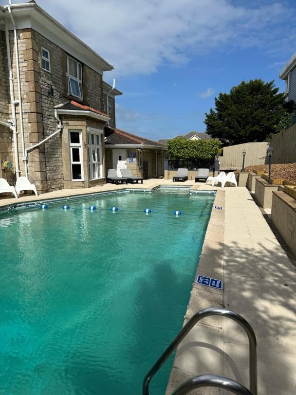 尚克林昆西米德酒店的房屋前的游泳池