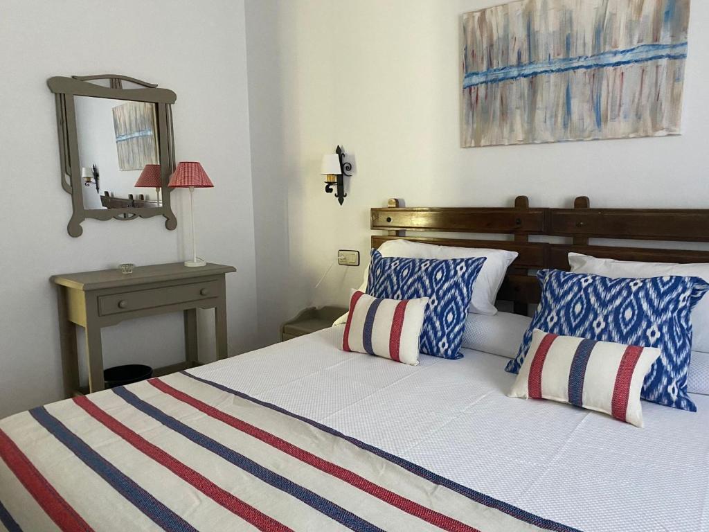 格拉茨莱马Hotel Casa de las Piedras的一间卧室配有一张带蓝色和白色枕头的床