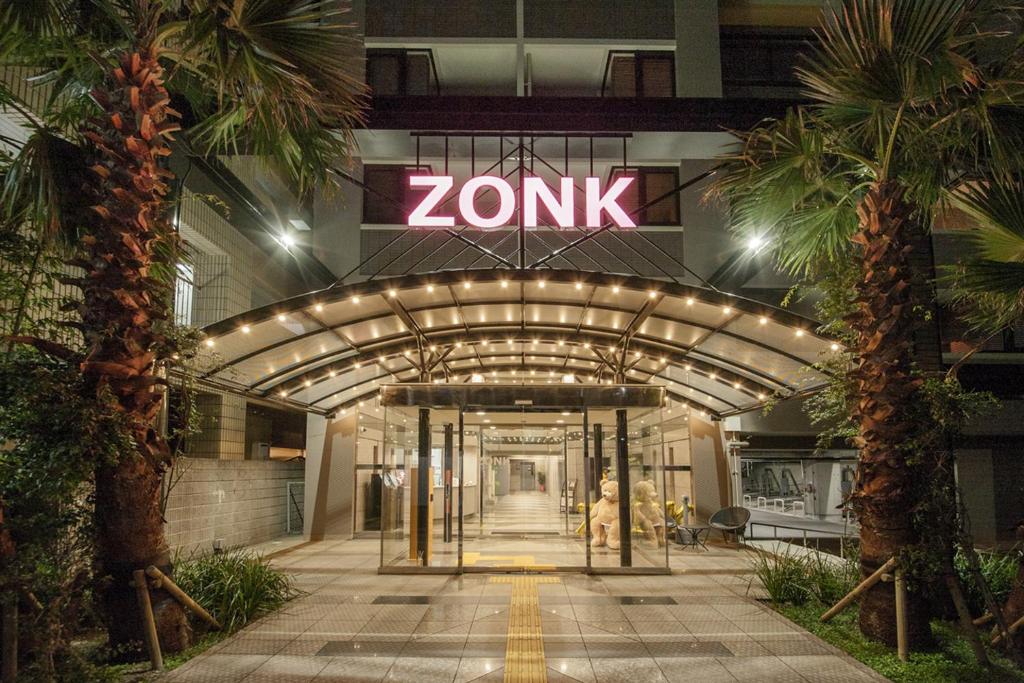 福冈ZONK HOTEL Nakasu的前方有区域标志的建筑