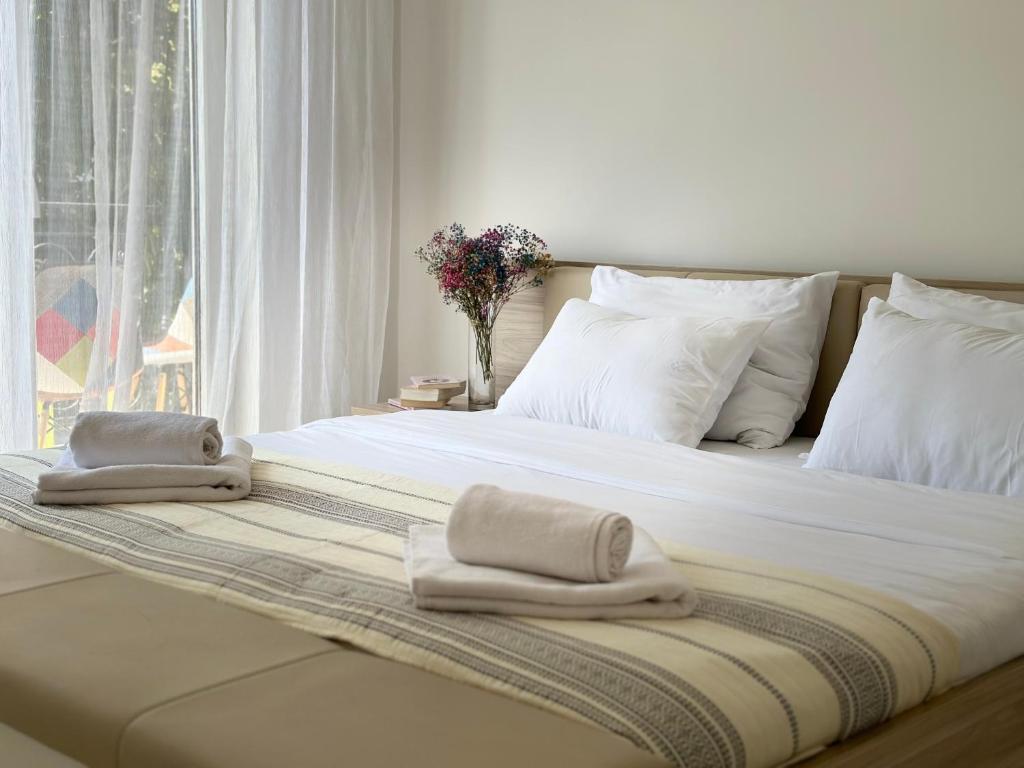 拉克塔希Apartment DUNJA Laktasi的一张带毛巾的床和窗户
