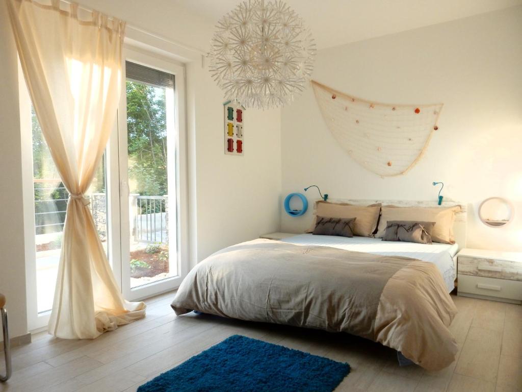 皮内兹齐Apartment VITA MARIS的一间卧室设有一张床和一个大窗户