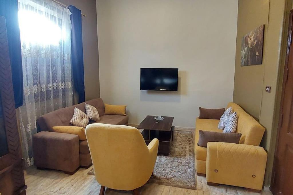 曼苏拉Sweet home 1的客厅配有沙发、椅子和电视