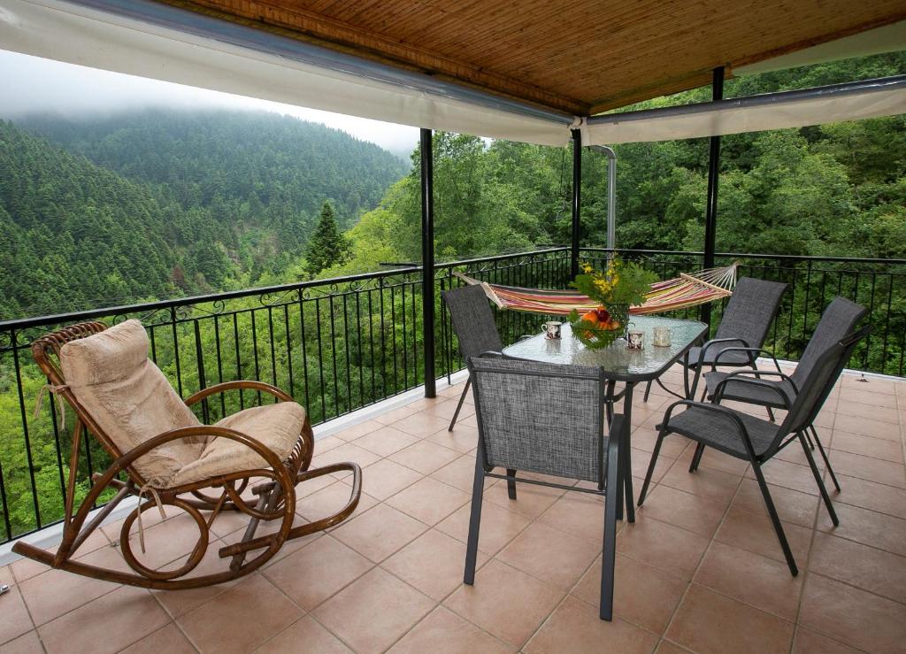 ELATALIA Plastira Lake的阳台的天井配有桌椅