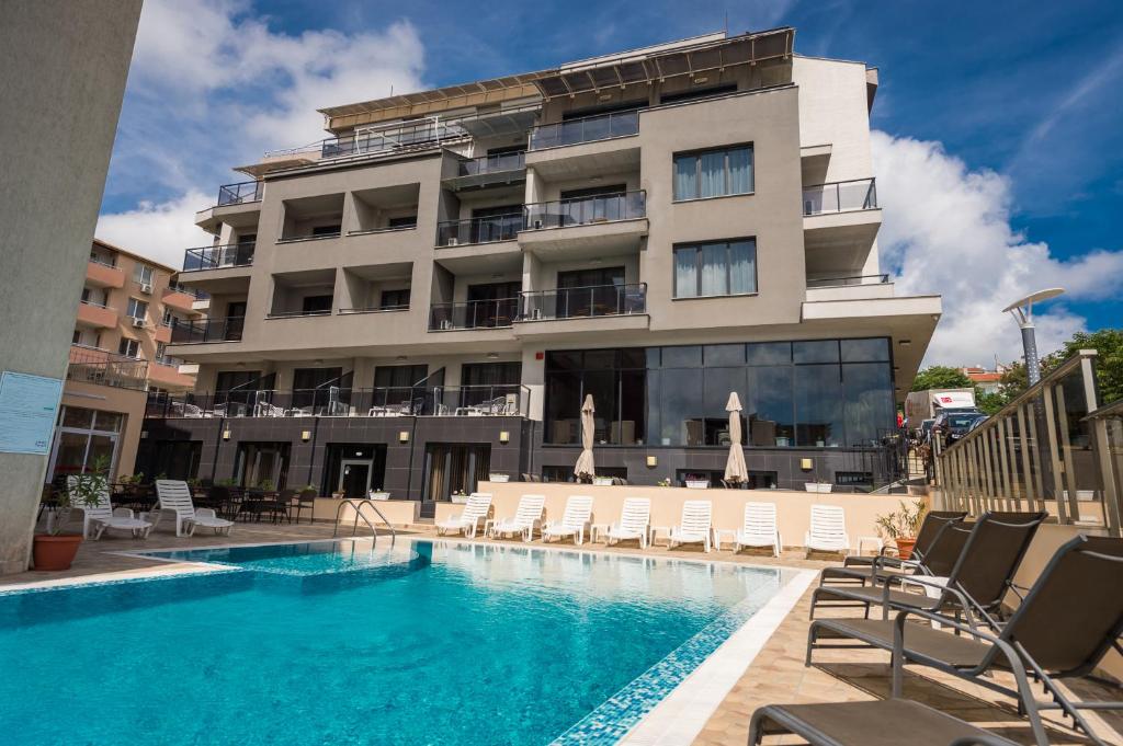 索佐波尔波林娜海滩旅馆的大楼前设有游泳池的酒店