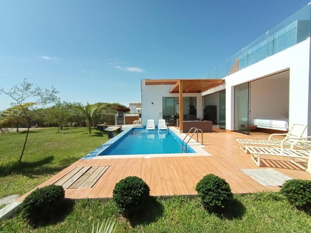 维加伊托Casa VerdeMar - Vichayito, Perú的庭院中带游泳池的房子