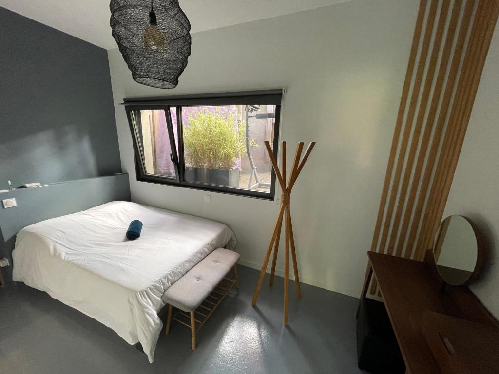 马克思维尔L’atelier d’Alain的一间小卧室,配有床和窗户