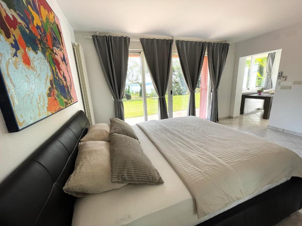 波尔托罗Villa Bellavista I的一间卧室配有一张沙发床和窗户