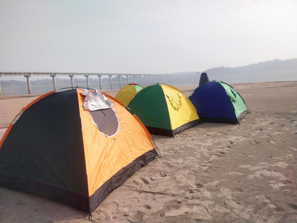 AuraiyaJhoomke camping and water sports adventure的海滩上三个帐篷的一组