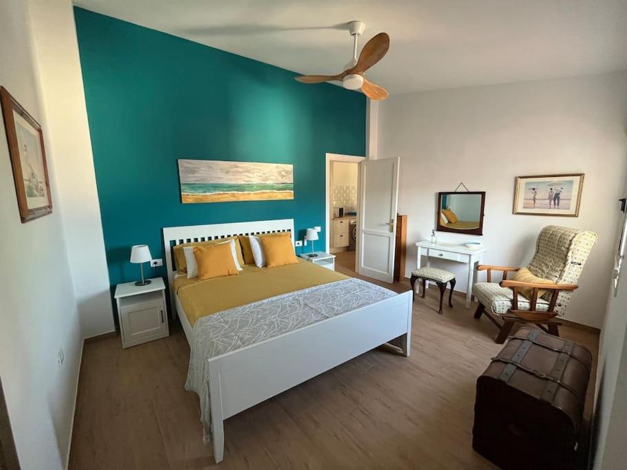 戈梅拉岛圣塞瓦斯蒂安Rose’s House的一间卧室设有一张床和绿色的墙壁