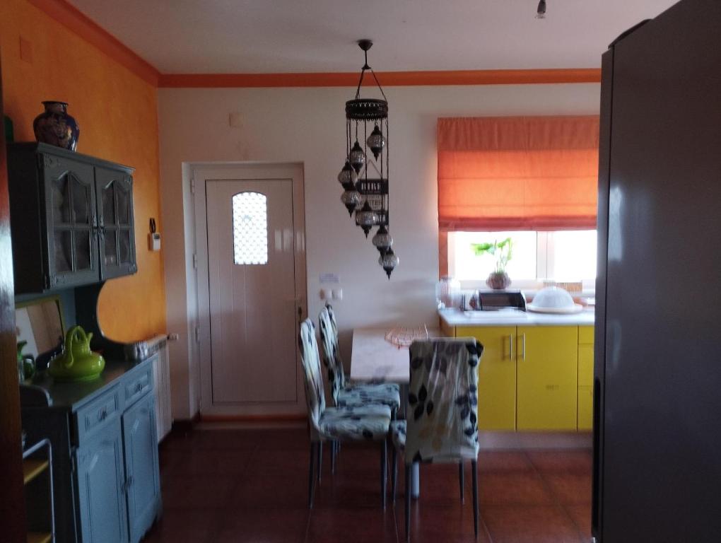 莫什港Villa Porto de Mós near Fatima的一间厨房,里面配有桌椅