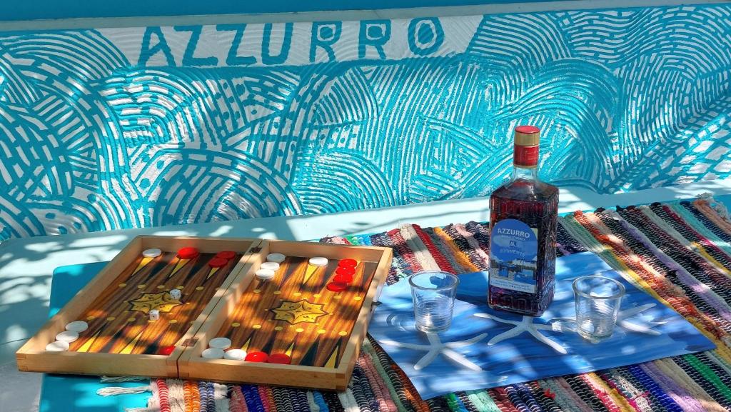 纳克索乔拉Azzurro Naxos, Azzurro I - Azzurro II - Azzurro III的一瓶葡萄酒坐在一盒火柴旁边