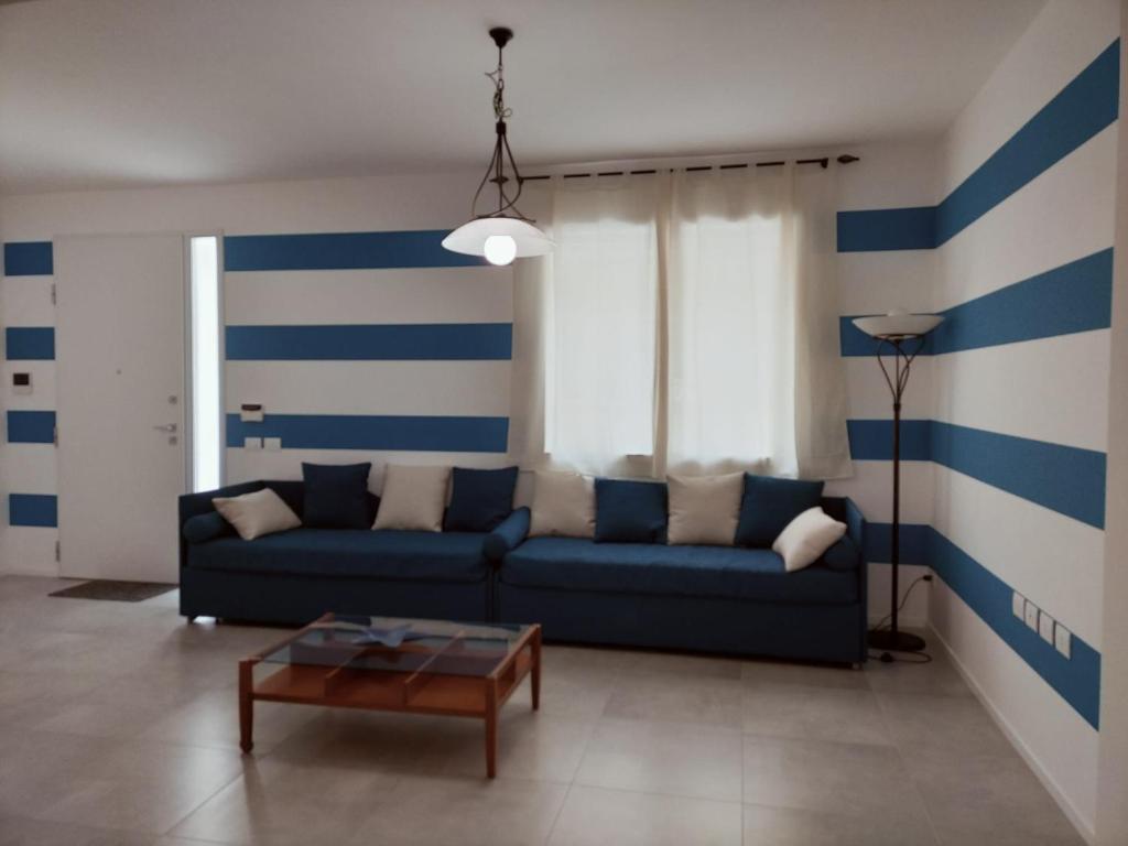 西尼加利亚Appartamento Stella Marina的客厅设有蓝白条纹墙