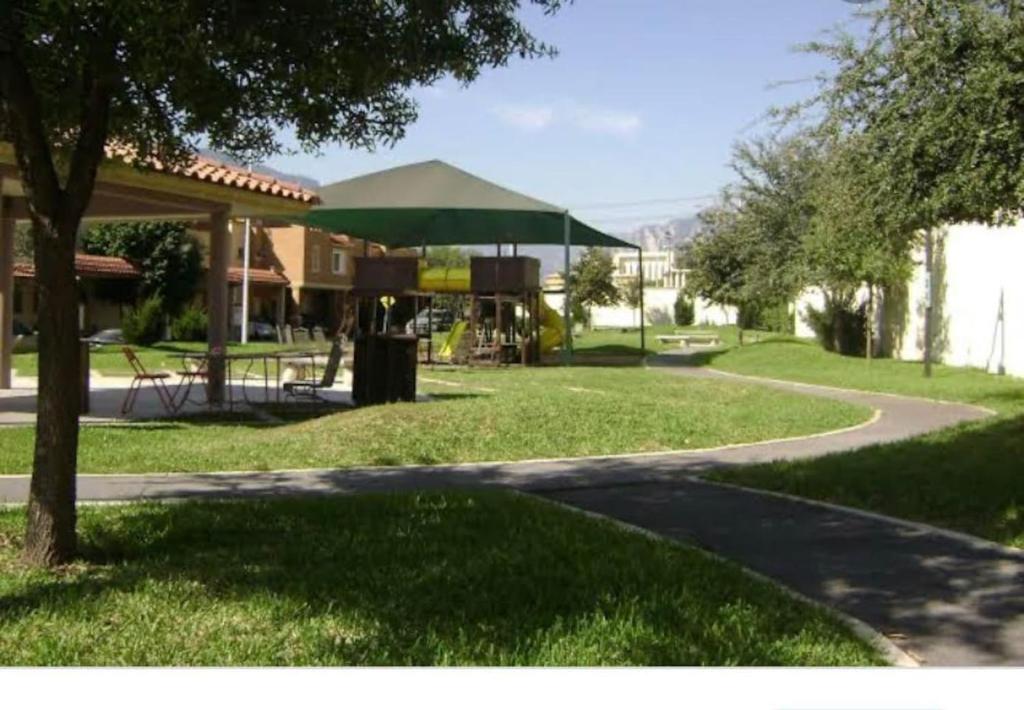 蒙特雷Luxury House in San Pedro Garza Garcia的一个带野餐棚和路径的公园