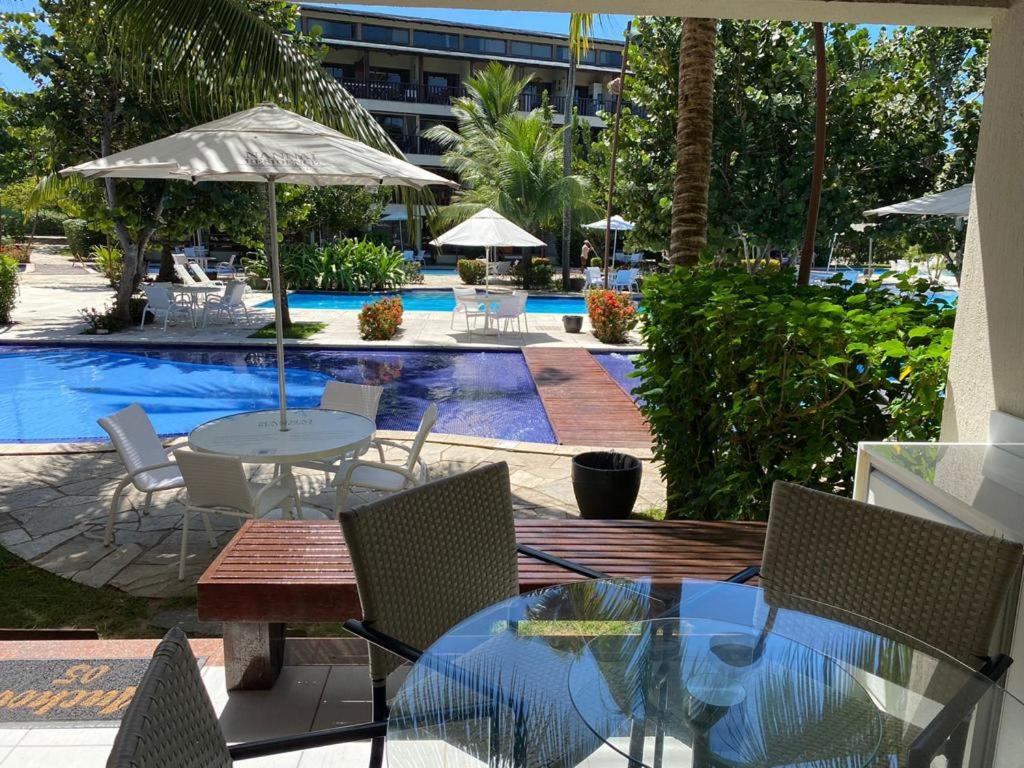嘎林海斯港Nannai Residence Flat的一个带桌椅的庭院和一个游泳池