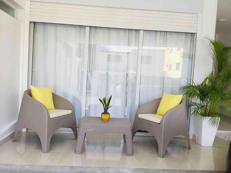 圣斐利-银港Habitación privada en Puerto Plata Bayardo的窗前的两把椅子和一张桌子