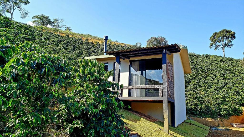 Divino de São LourençoHospedagem Bangalô Patrimônio da Penha的树 ⁇ 中带阳台的房子