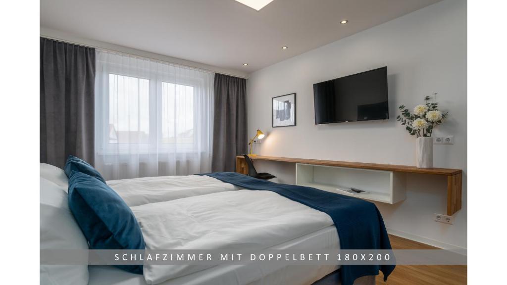 诺特海姆Apartment Leinetal, mit Kamin, Seenähe, Harz Nähe的一间卧室配有一张床,墙上配有电视