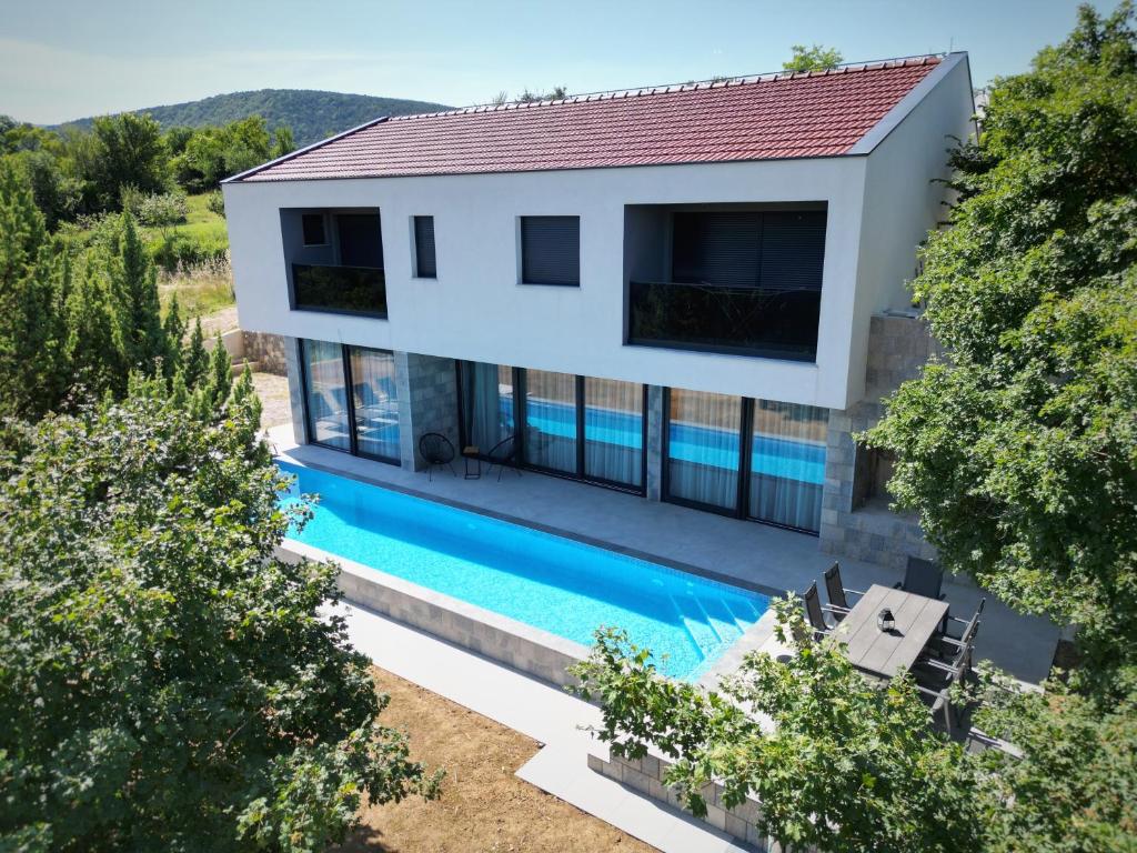 锡尼Villa Lapidea的享有带游泳池的房屋的空中景致
