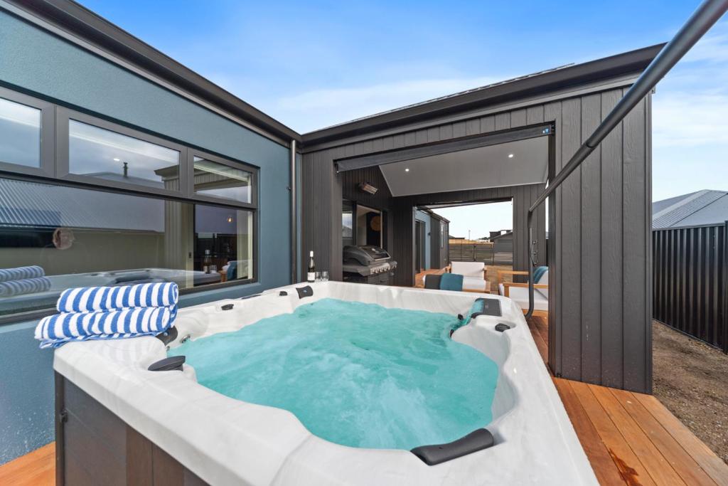 陶波CatchN'Relax Taupo的房屋中间的热水浴池