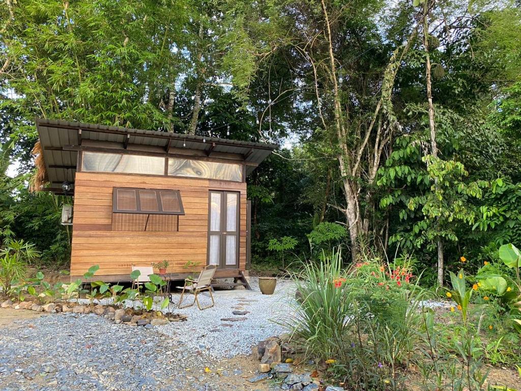 温泉村Kebun Lisdtari farmstay的花园中的小小屋