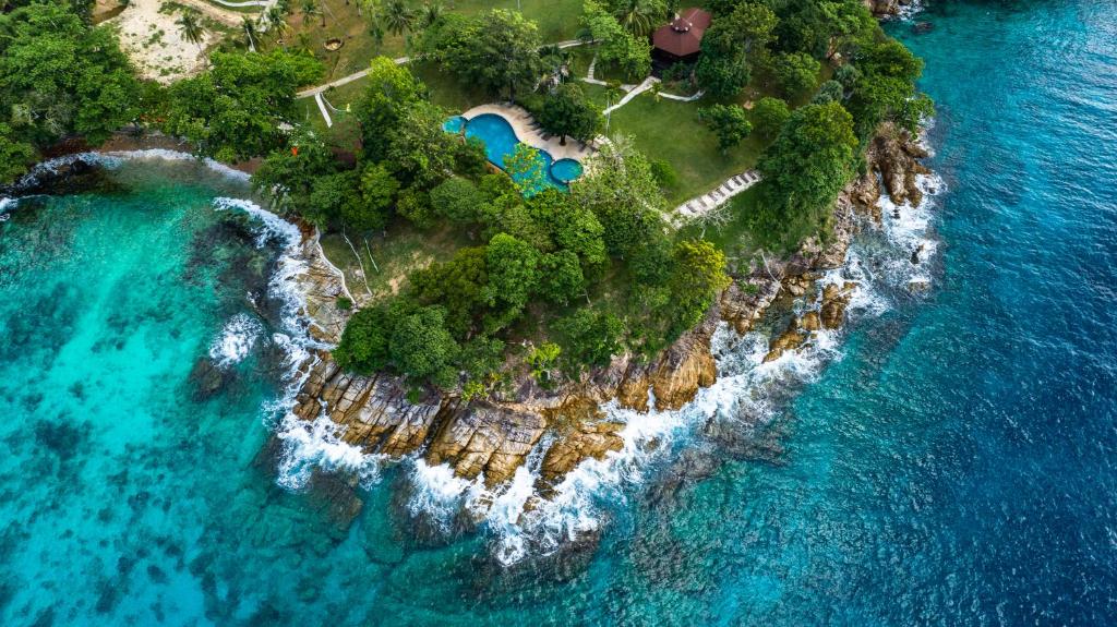 拉查亚伊岛Ban Raya Resort and Spa的海洋小岛的空中景观